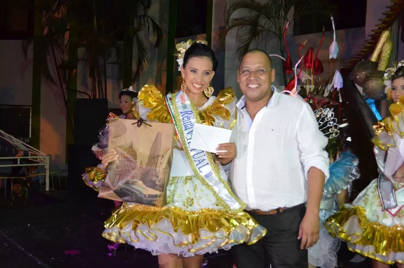 La Reina Virtual, junto al alcalde de Arauca, Luis Emilio Tovar.